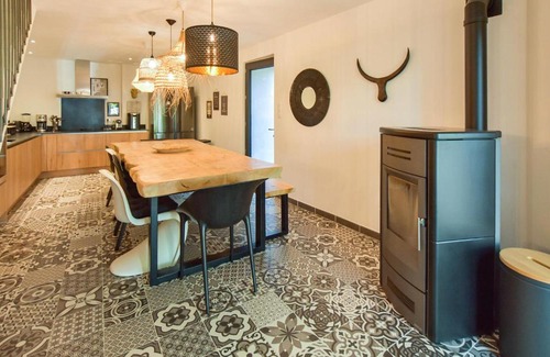 Monieux House | Family-Friendly Retreat in Monieux with WiFi & 5 Bedrooms