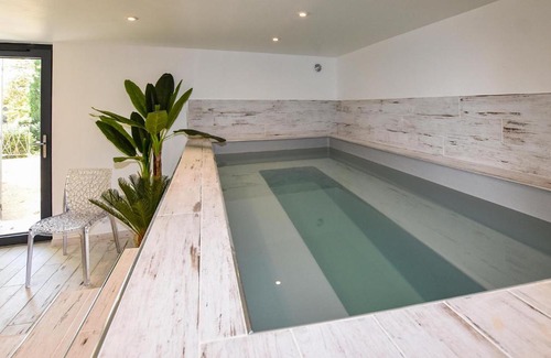 Monieux House | Family-Friendly Retreat in Monieux with WiFi & 5 Bedrooms