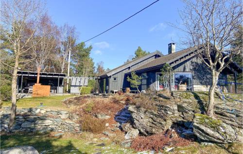Bomlo House | Cozy Oceanfront Home in Mosterhamn with Kitchen