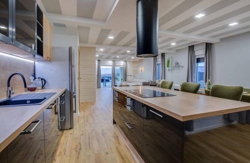 Nin House | Comfortable 4 Bedroom Accommodation with Ocean View in Nin