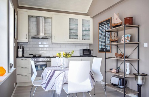Skjoldastraumen House | Cozy Lakeview Vacation Home with Beach Access and Spa
