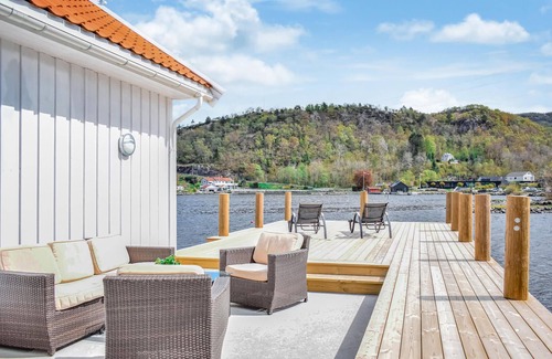 Skjoldastraumen House | Cozy Lakeview Vacation Home with Beach Access and Spa