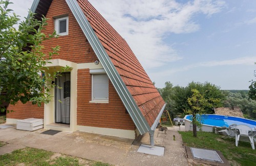 Opatovac House | Cozy Cottage with Scenic Danube Tributary Views