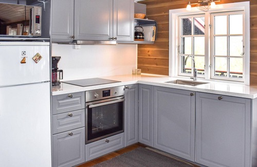 yer House | Cozy Cottage Retreat in Hafjell with Lake Views & Spa