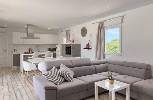 Pazin House | Spacious 3 Bedroom Retreat in Pazin with Pool & Spa