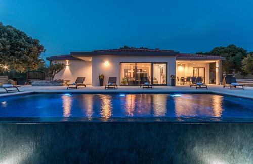 Polaca House | Elegant Vacation Home with Infinity Pool and Spa Amenities
