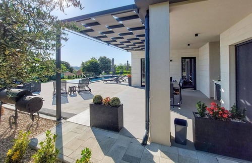 Polaca House | Elegant Vacation Home with Infinity Pool and Spa Amenities