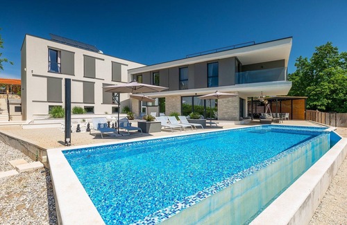 Jadruhi House | Spacious 7-Bedroom Retreat with Pool in Porec