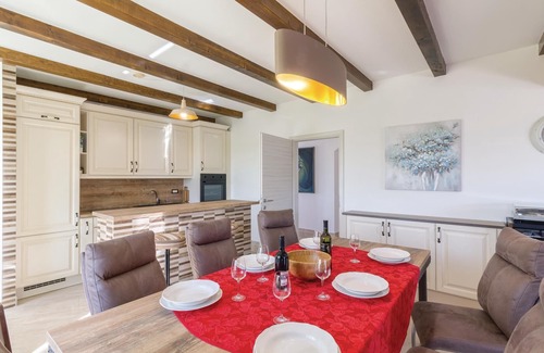 Ciritez House | Family-Friendly 3 Bedroom Accommodation in Roc with Pool