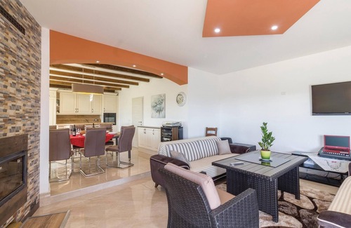 Ciritez House | Family-Friendly 3 Bedroom Accommodation in Roc with Pool