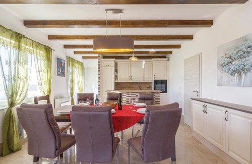 Ciritez House | Family-Friendly 3 Bedroom Accommodation in Roc with Pool