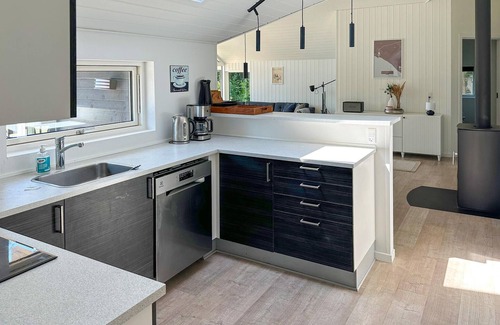 Kramnitse House | Family-Friendly 5 Bedroom Retreat with Oceanfront Views