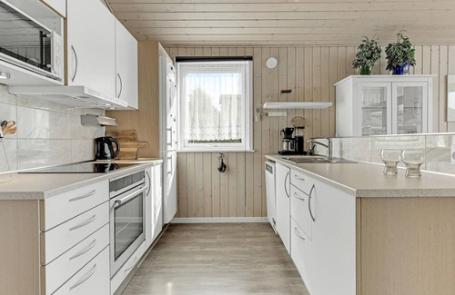Diernæs House | Spacious 3 Bedroom Accommodation with Ocean View in Rødekro