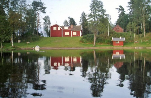 Sandsjofors House | Spacious 6-Bedroom Retreat with Lake Views in Sandsjöfors