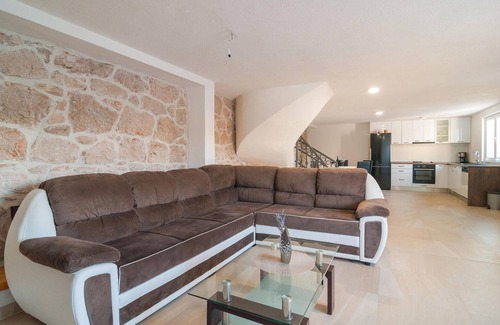 South Croatia Coast House | Spacious 3-Bedroom Retreat with Pool in Slivno