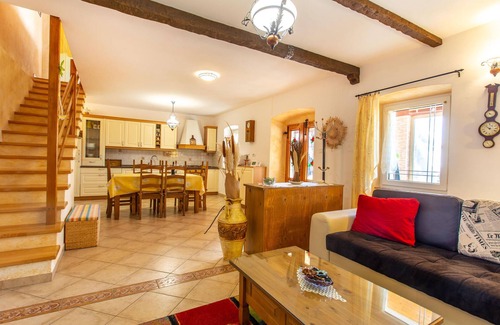 Sezana House | Ideal 3 Bedroom Retreat in Stanjel with Pool & Spa