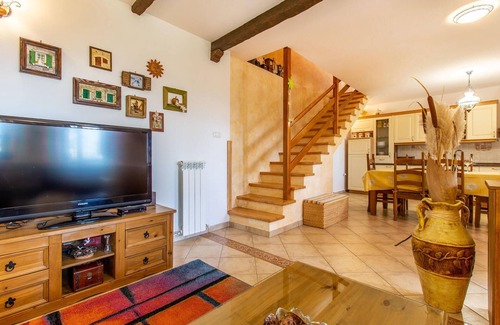 Sezana House | Ideal 3 Bedroom Retreat in Stanjel with Pool & Spa