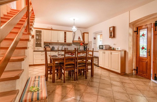 Sezana House | Ideal 3 Bedroom Retreat in Stanjel with Pool & Spa