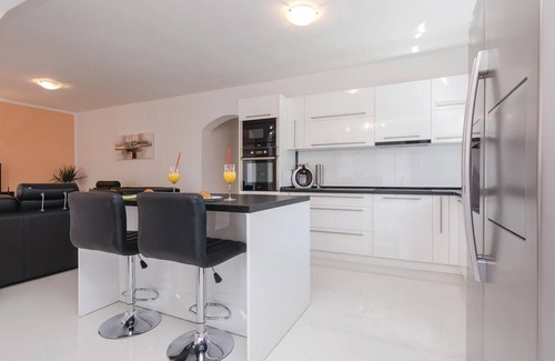 Suhovare House | Comfortable 4-Bedroom Getaway with Pool in Suhovare