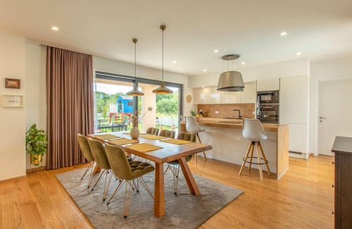 Sukosan House | Family-Friendly 3 Bedroom Retreat in Sukosan with Pool
