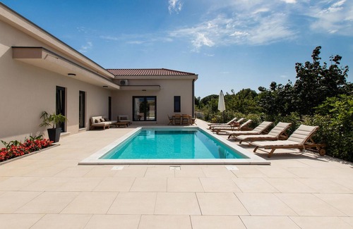 Sukosan House | Family-Friendly 3 Bedroom Retreat in Sukosan with Pool