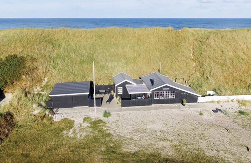 Fjand Badeby House | Cozy Cottage Retreat Near Dunes with Oceanfront Views