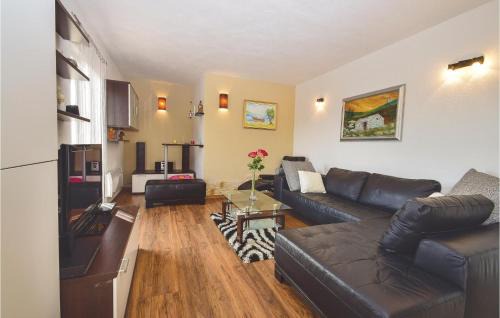 Podumci House | Welcoming Home in Unesic with Pool and Hot Tub Amenities