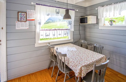 Møre og Romsdal House | Relaxing Escape in Private Surroundings with Lake Views