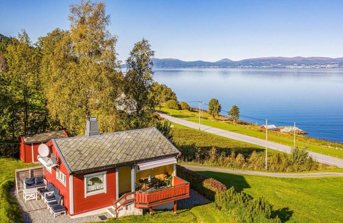 Møre og Romsdal House | Relaxing Escape in Private Surroundings with Lake Views