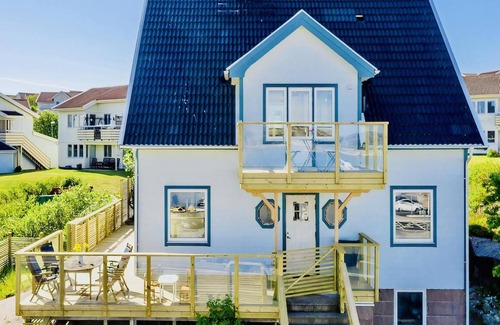 Kungshamn House | Spacious 4 Bedroom Accommodation in Väjern with Pet-Friendly Perks