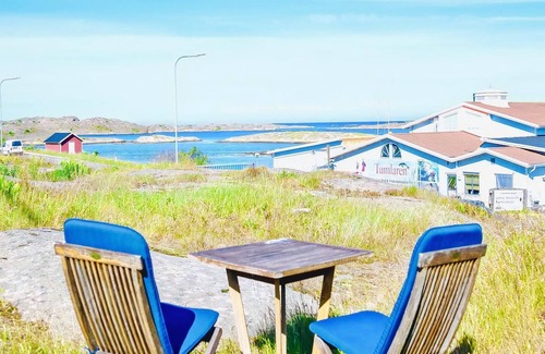 Kungshamn House | Spacious 4 Bedroom Accommodation in Väjern with Pet-Friendly Perks