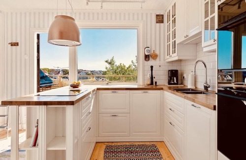 Kungshamn House | Spacious 4 Bedroom Accommodation in Väjern with Pet-Friendly Perks