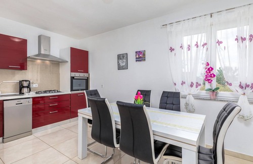 Fazana House | Spacious 4 Bedroom Getaway in Valbandon with Ocean Views
