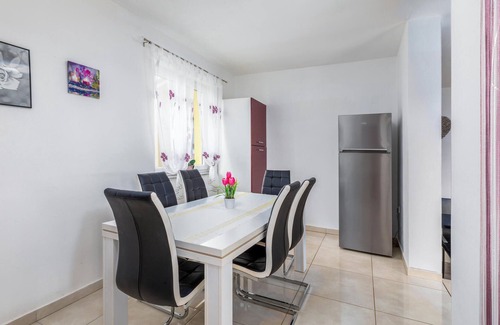 Fazana House | Spacious 4 Bedroom Getaway in Valbandon with Ocean Views