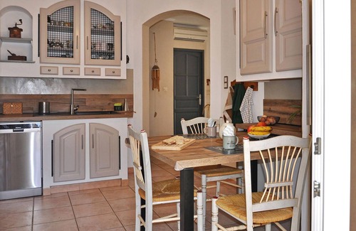 Vedene House | Family-Friendly 3 Bedroom Retreat in Vedène with Pool