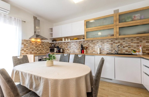 Vrlika House | Enjoy a Memorable Country Retreat in a Cozy Cottage