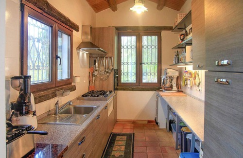 Chiaramonte Gulfi House | Spacious 4-Bedroom Retreat in Chiaramonte Gulfi