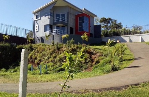 San Ramon House | Inviting Home Near Mountains, Beaches & Volcanoes