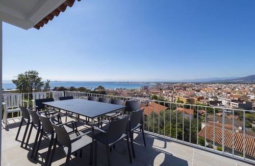 Roses Town Center Ski Chalet | Seaside Haven: Casa Tordera with Private Pool & Views