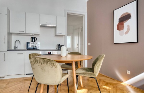 Altlerchenfeld Apartment | Inviting Josefstadt 2BR with Elevator, Near Shops & Dining