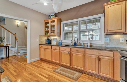 North Shore House | Gorgeous Lake Views Near Top Attractions for Travelers