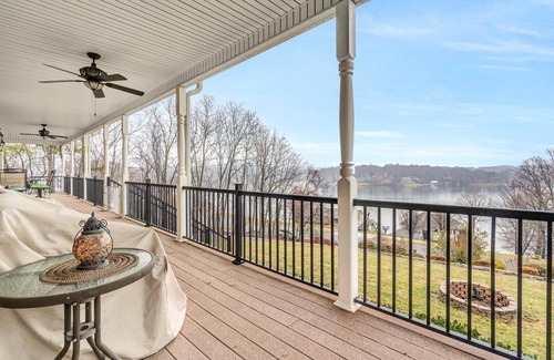 North Shore House | Gorgeous Lake Views Near Top Attractions for Travelers