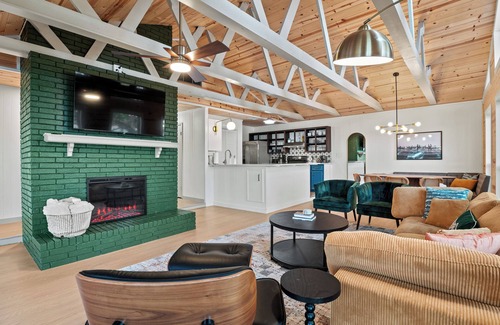 Gober House | Amazing Lakefront Fun, Game Night, Views on Deck