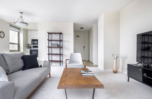 Lake View East Apartment | Lakeview 1BR Retreat w/ Rooftop Pool near Wrigley Field