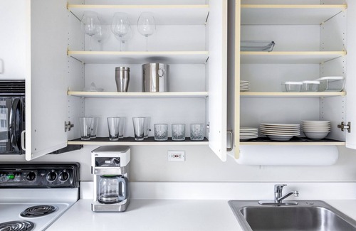 Lake View East Apartment | Lakeview 1BR Retreat w/ Rooftop Pool near Wrigley Field