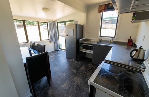Mangakino House | LakeVista House: Scenic Views & Pet-Friendly Comfort