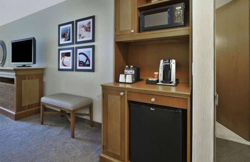 Old Port House | Prime Location with Modern Amenities: Pool, Gym & Breakfast