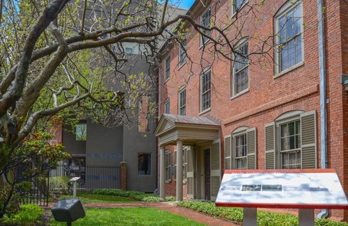 Old Port House | Prime Location with Modern Amenities: Pool, Gym & Breakfast