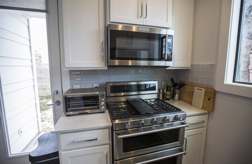 Blackshear-Prospect Hill House | Prime Location! Modern 2BR House in Downtown E. Austin