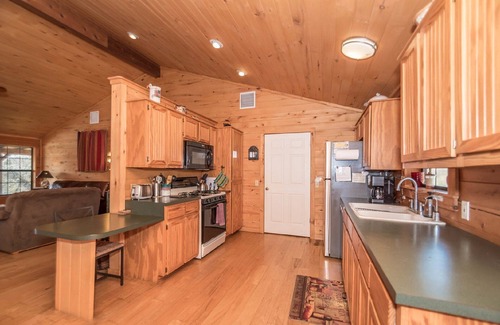 Bastrop Cabin | Unique Log Treehouse Cabin on the Colorado River - Rated 9.8